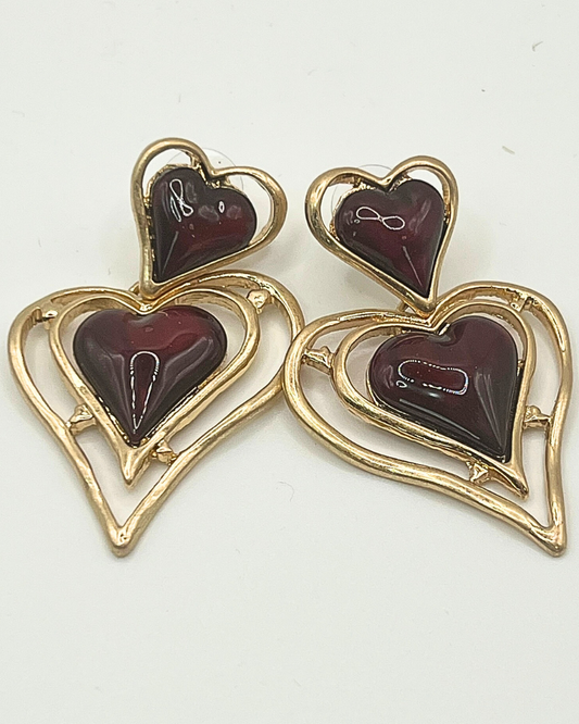 Goud- en bordeauxkleurige hartvormige oorbellen