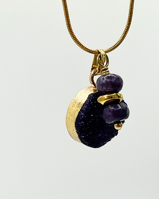 Goudkleurige ketting met bedels van dieppaars