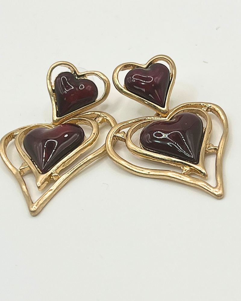 Goud- en bordeauxkleurige hartvormige oorbellen