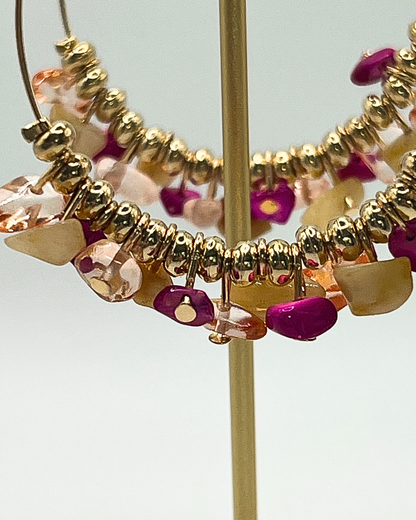 Gouden hoepeloorbel met halfedelstenen in diverse kleuren