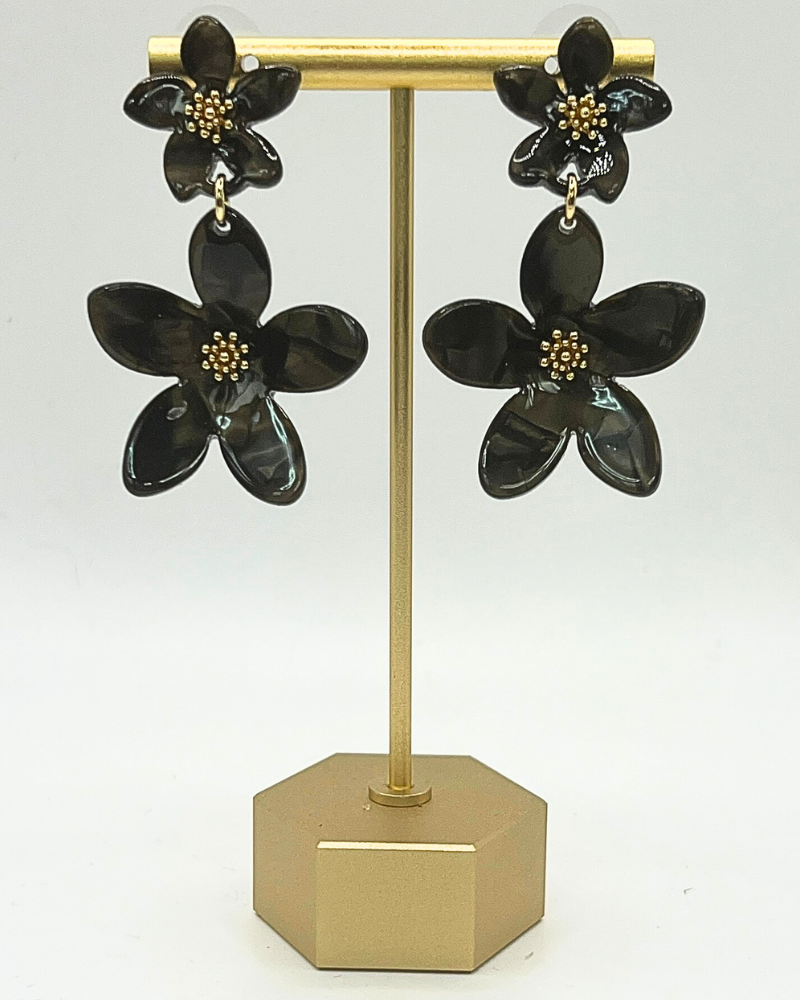 Double Bloom oorhangers in taupe met goudkleurige details