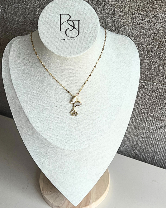 Goudkleurige roestvrijstalen ketting met twee vlinders in wit emaille en kleine strasssteentjes