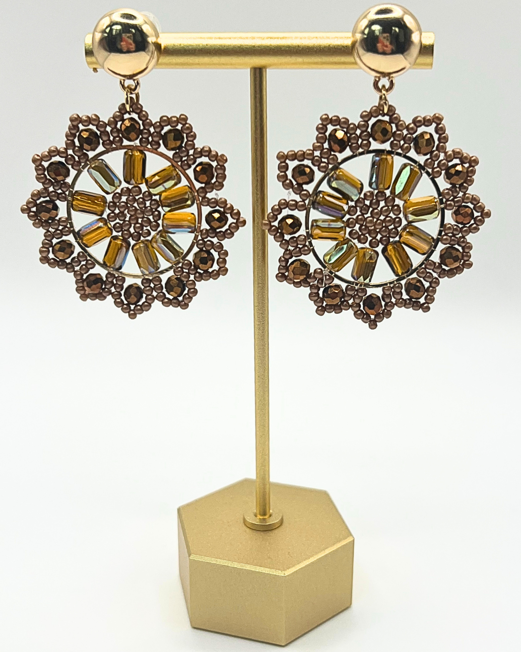 Mandala oorbellen van kralen in diverse bronstinten