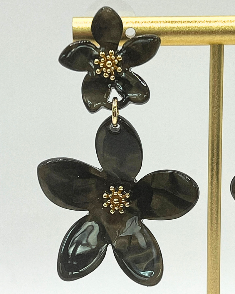 Double Bloom oorhangers in taupe met goudkleurige details