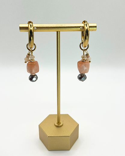 Goudkleurige oorringen met oudroze en taupekleurige kralen