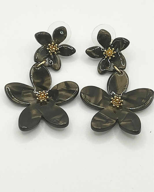 Double Bloom oorhangers in taupe met goudkleurige details