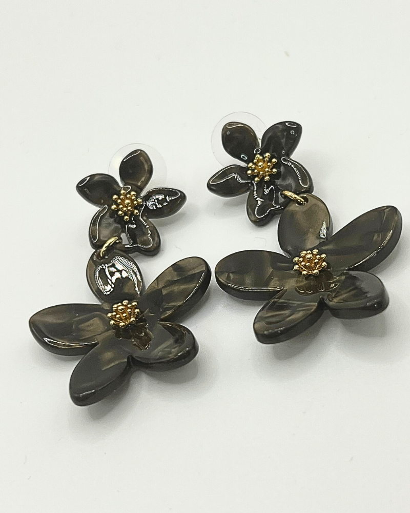 Double Bloom oorhangers in taupe met goudkleurige details