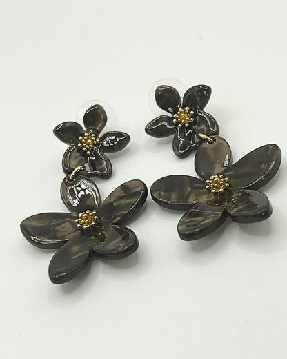 Double Bloom oorhangers in taupe met goudkleurige details