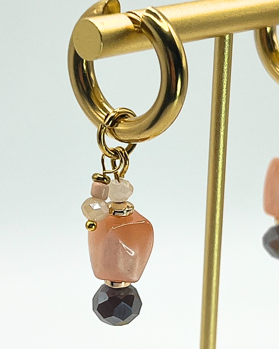 Goudkleurige oorringen met oudroze en taupekleurige kralen