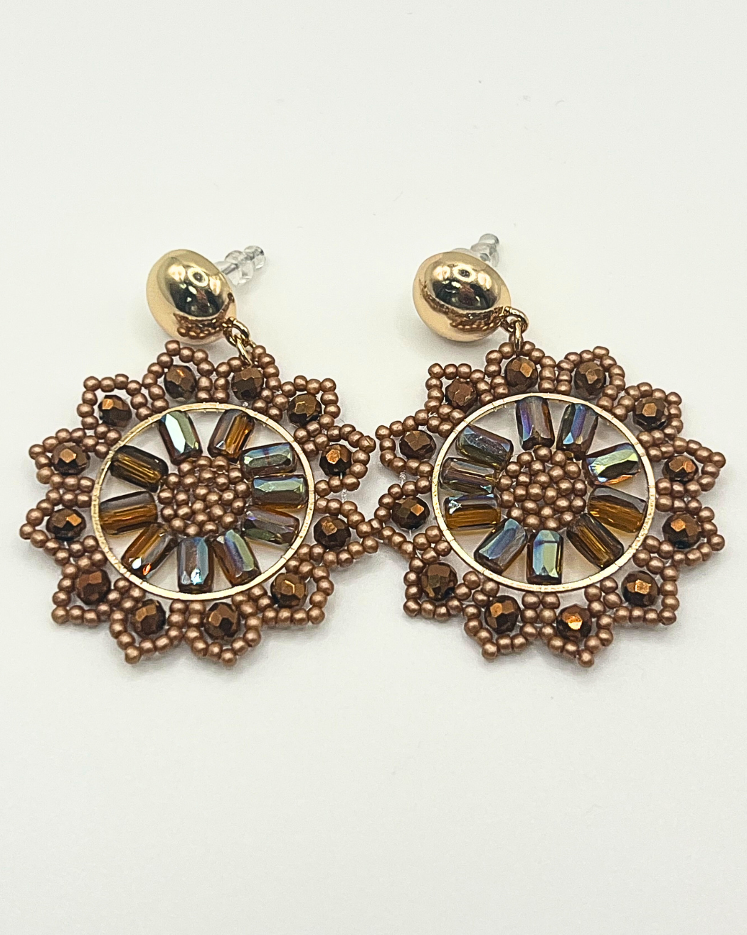 Mandala oorbellen van kralen in diverse bronstinten