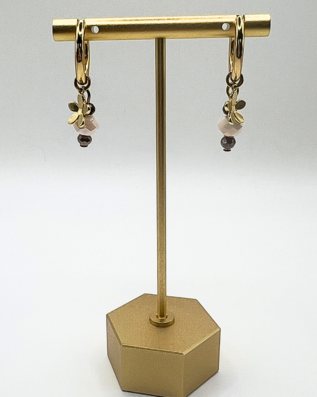 Elegante goudkleurige oorbellen met bloemdetail en kralen