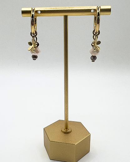 Elegante goudkleurige oorbellen met bloemdetail en kralen