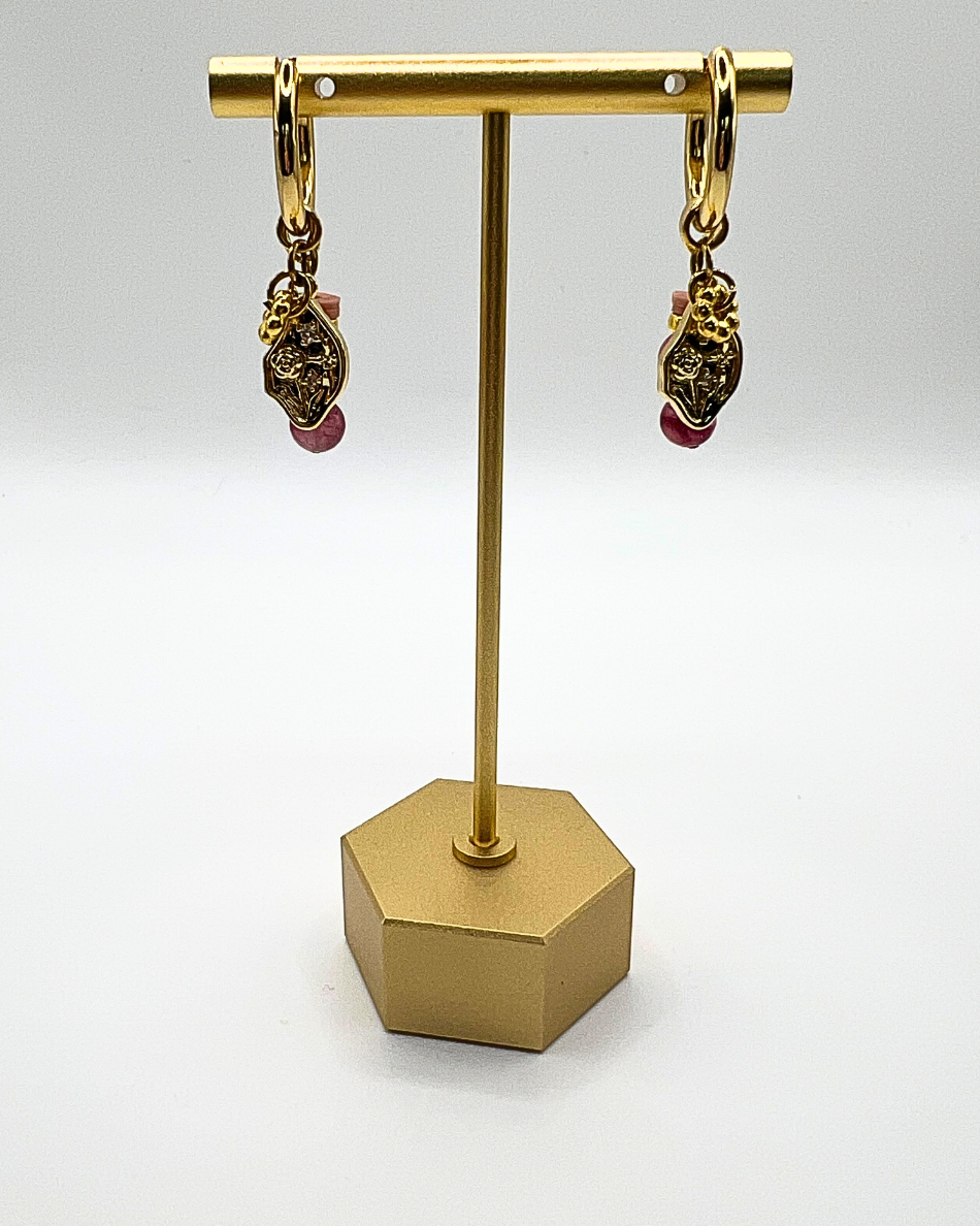 Goudkleurige oorringen met bedels van Perzische jade stenen kralen, bloem en ovalen munthanger