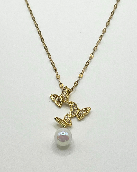Goudkleurige roestvrijstalen ketting met drie vlinders met kleine strasssteentjes en imitatie parel