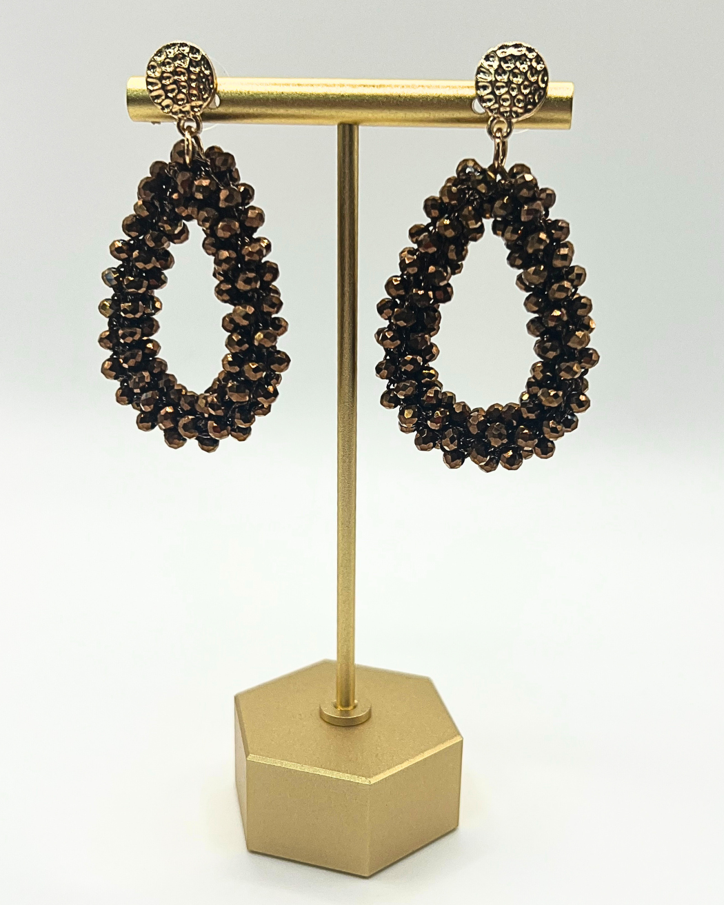 Oorbellen met bronskleurige kralen en gouden steker