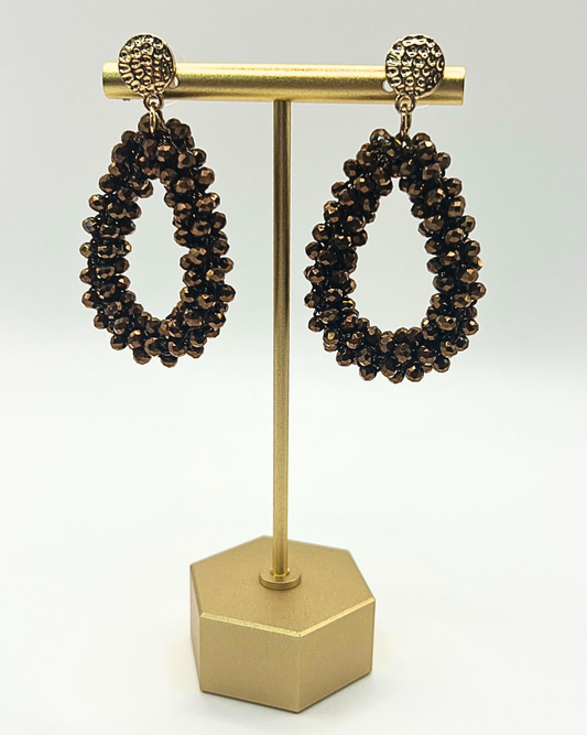 Oorbellen met bronskleurige kralen en gouden steker