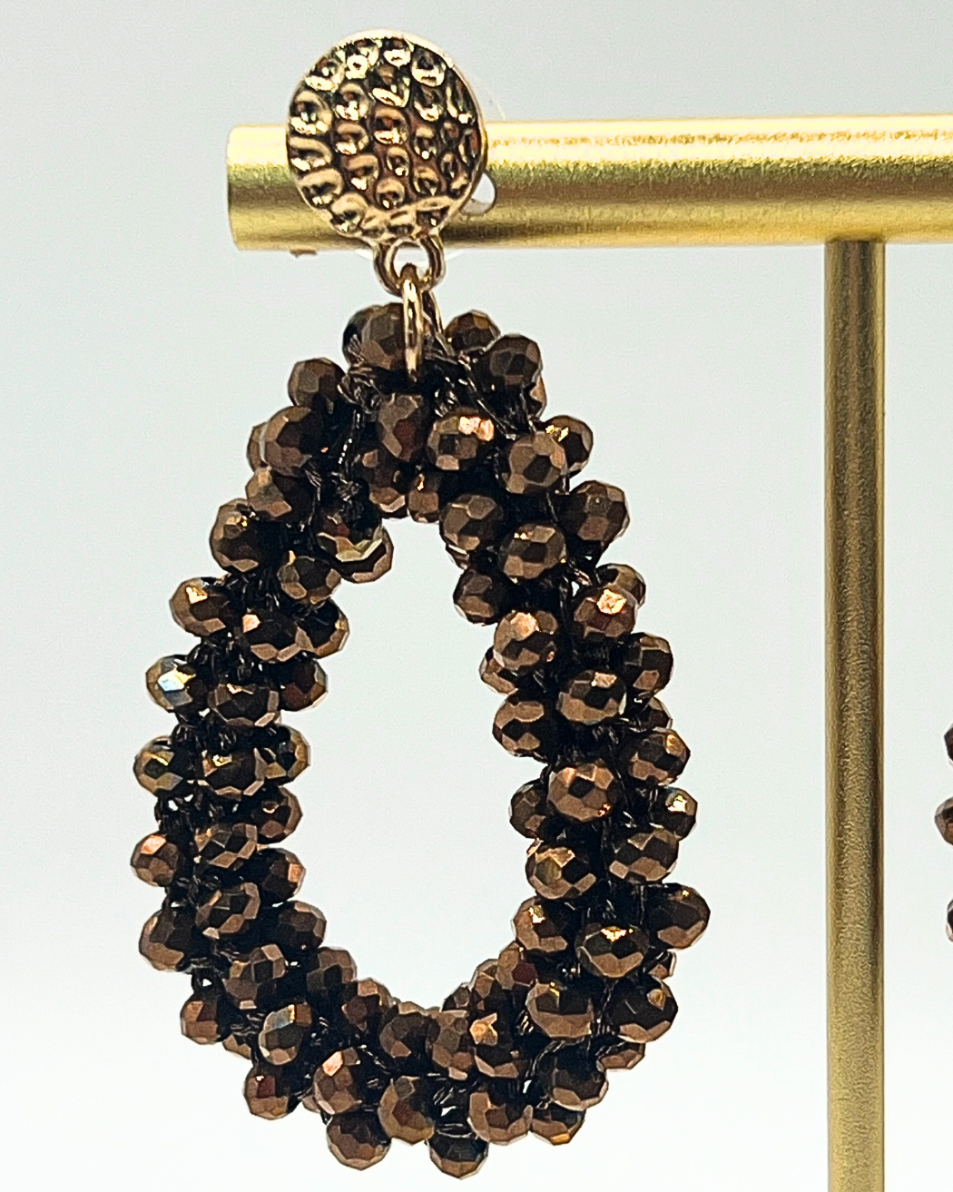 Oorbellen met bronskleurige kralen en gouden steker