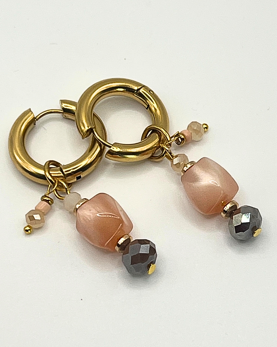 Goudkleurige oorringen met oudroze en taupekleurige kralen