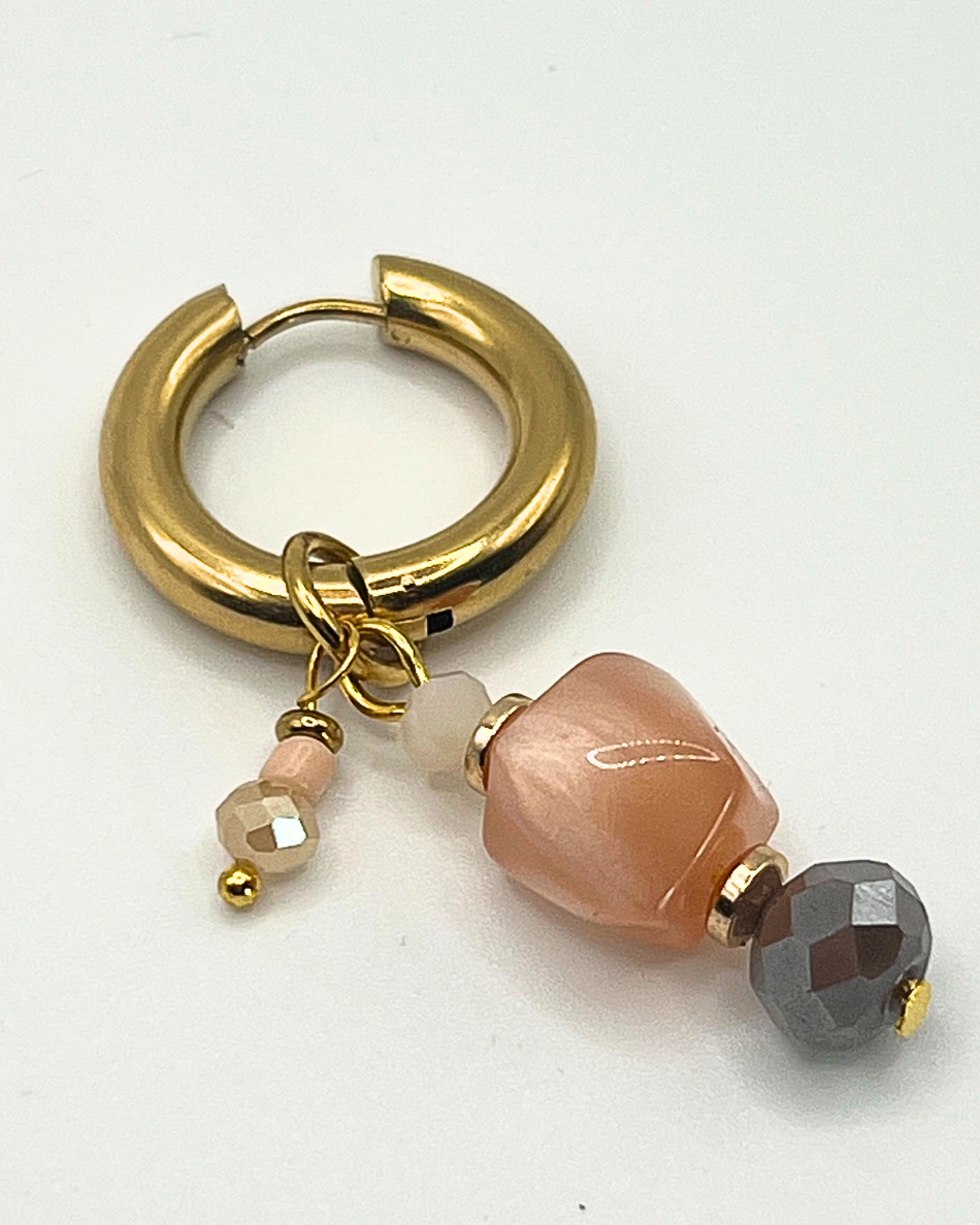 Goudkleurige oorringen met oudroze en taupekleurige kralen