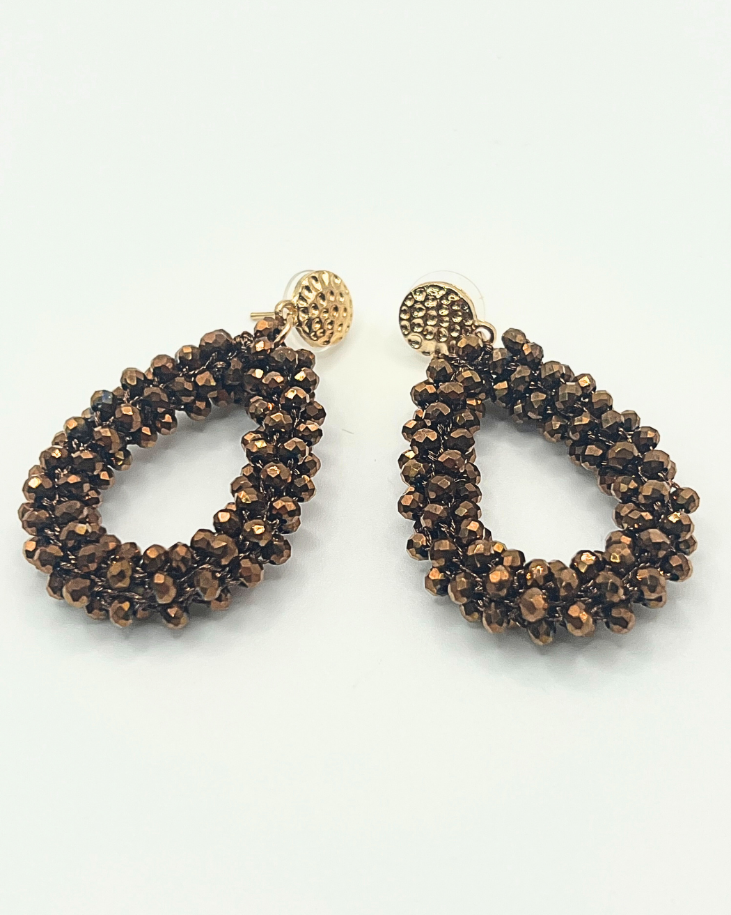 Oorbellen met bronskleurige kralen en gouden steker