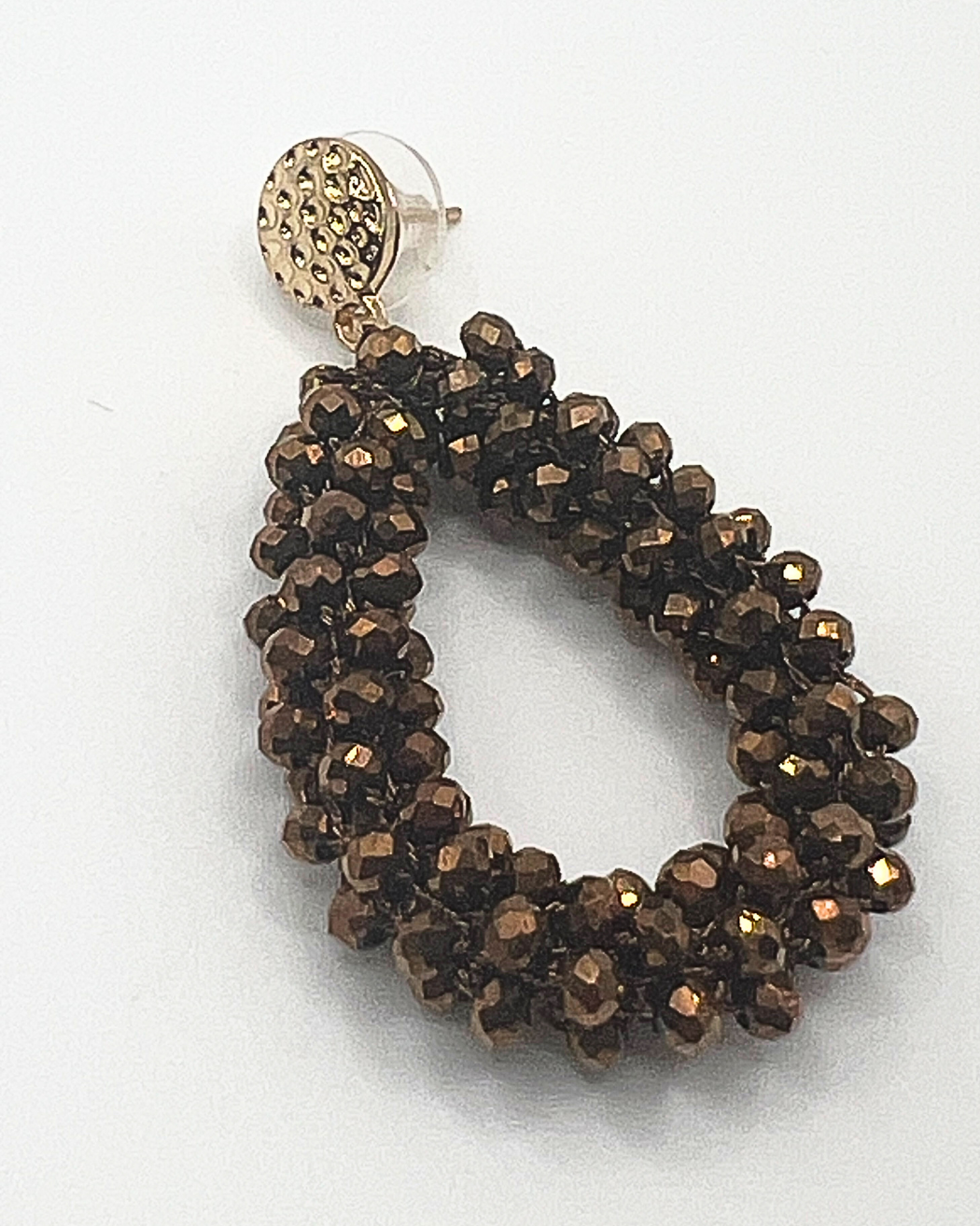 Oorbellen met bronskleurige kralen en gouden steker