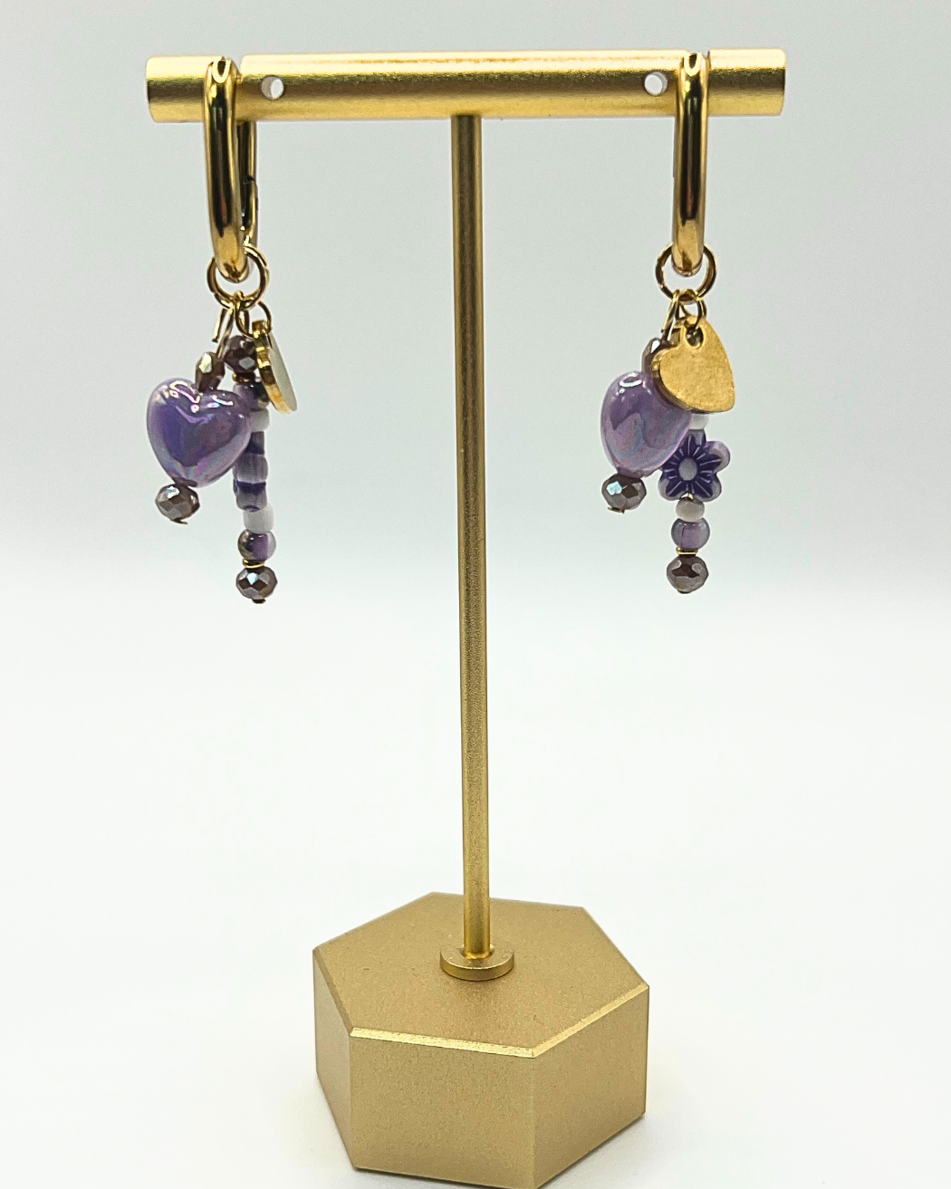 Goudkleurige sweetheart oorbellen met paars hartje en bloemetje