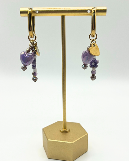 Goudkleurige sweetheart oorbellen met paars hartje en bloemetje