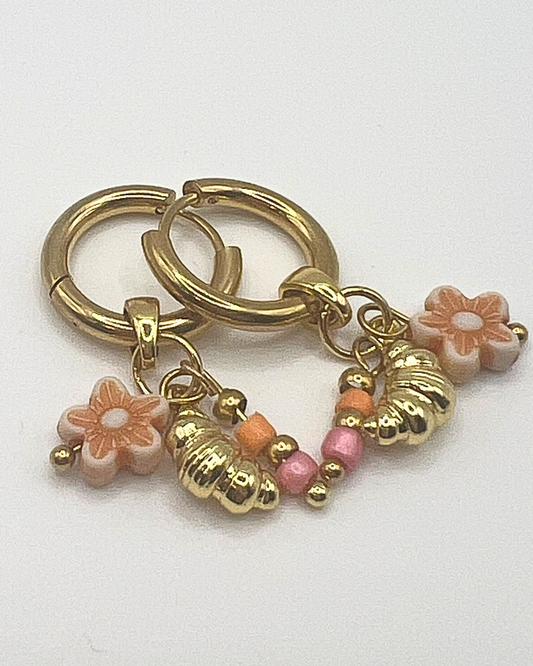 Schattige oorringen met croissantje en bloemetje