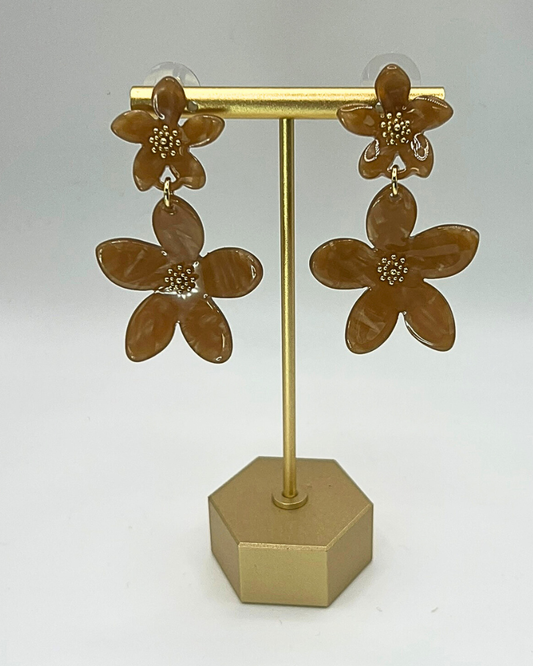 Double Bloom camel kleurige oorhangers