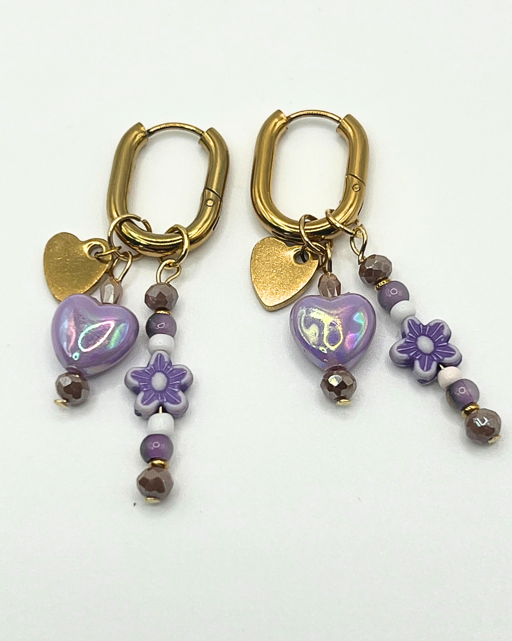 Goudkleurige sweetheart oorbellen met paars hartje en bloemetje