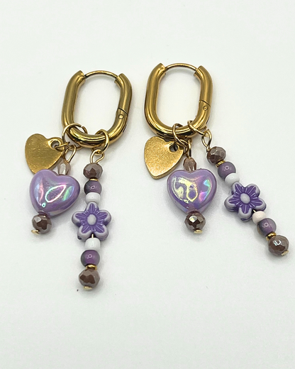 Goudkleurige sweetheart oorbellen met paars hartje en bloemetje