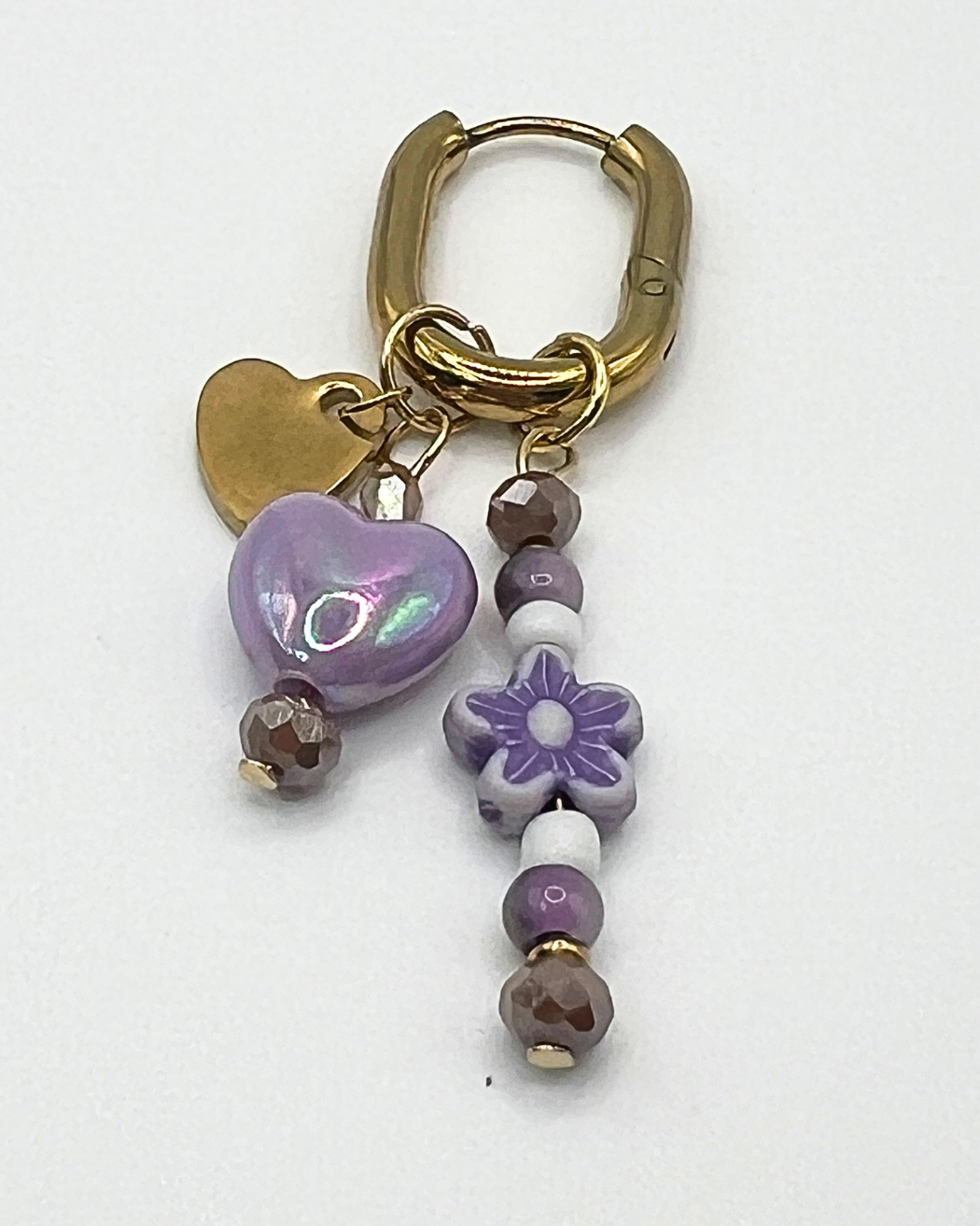 Goudkleurige sweetheart oorbellen met paars hartje en bloemetje