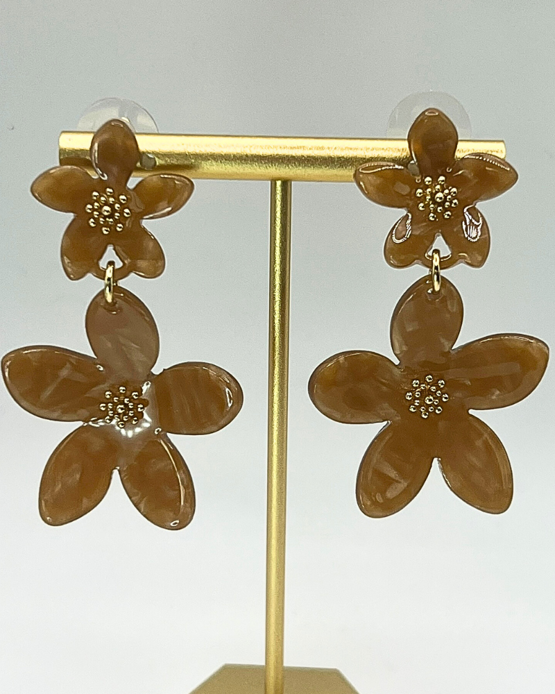 Double Bloom camel kleurige oorhangers