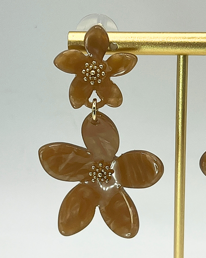 Double Bloom camel kleurige oorhangers