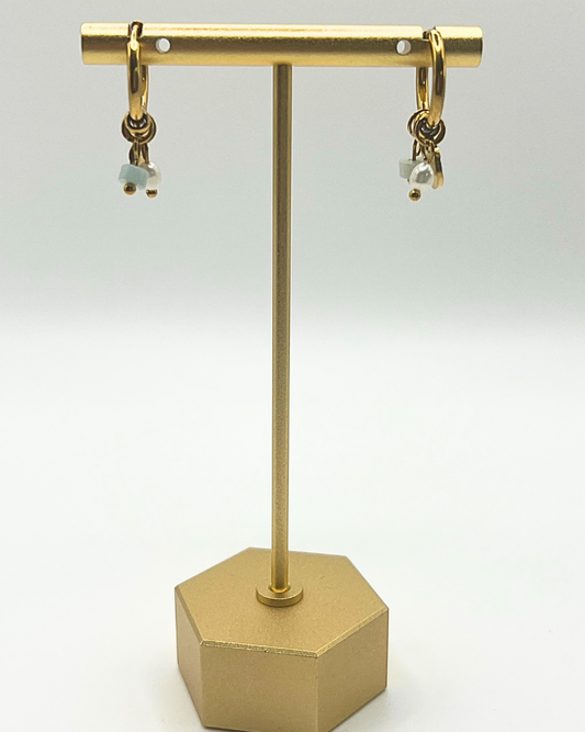 Goudkleurige oorringen met drie bedels, muntje, imitatieparel en mintkleurige natuursteen