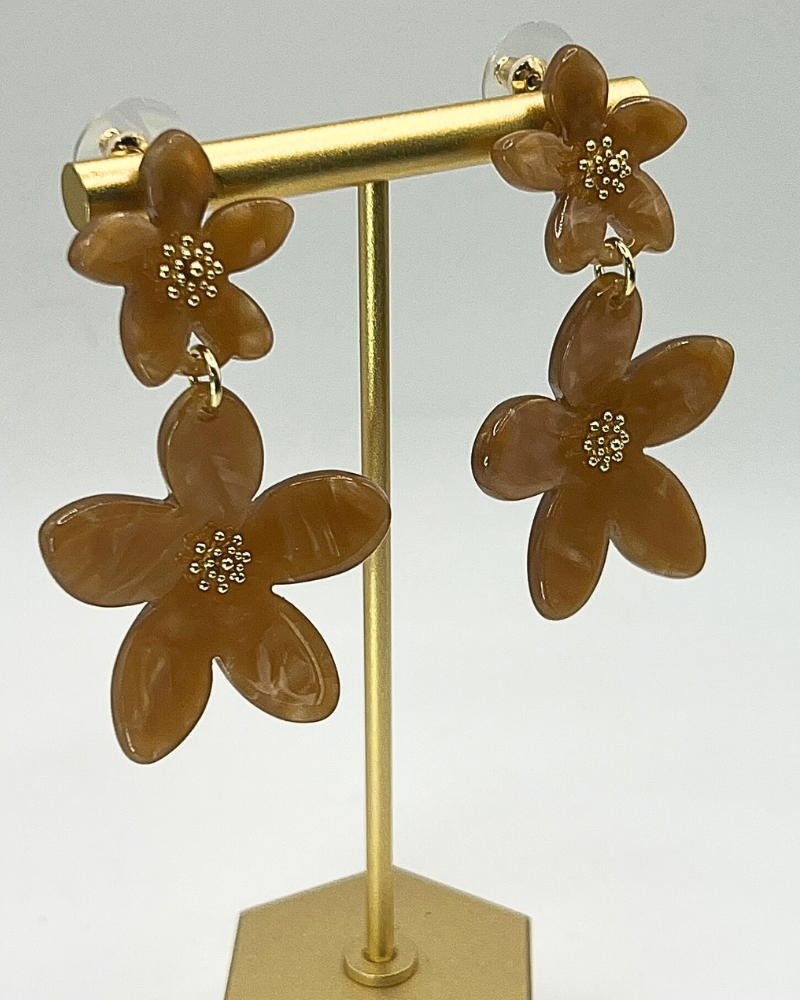 Double Bloom camel kleurige oorhangers