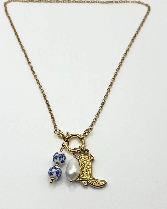 Leuke speelse en stoere ketting met bedel trio van delftsblauw, parel en cowgirlaars