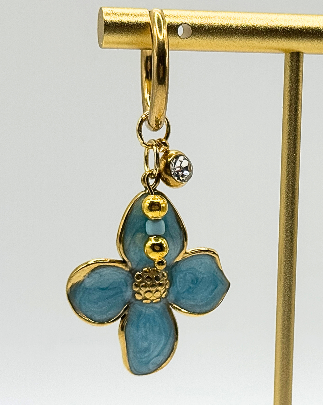 Oorringen met blauwe bloem, kralen en strass steentje