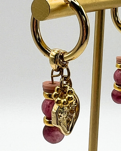 Goudkleurige oorringen met bedels van Perzische jade stenen kralen, bloem en ovalen munthanger