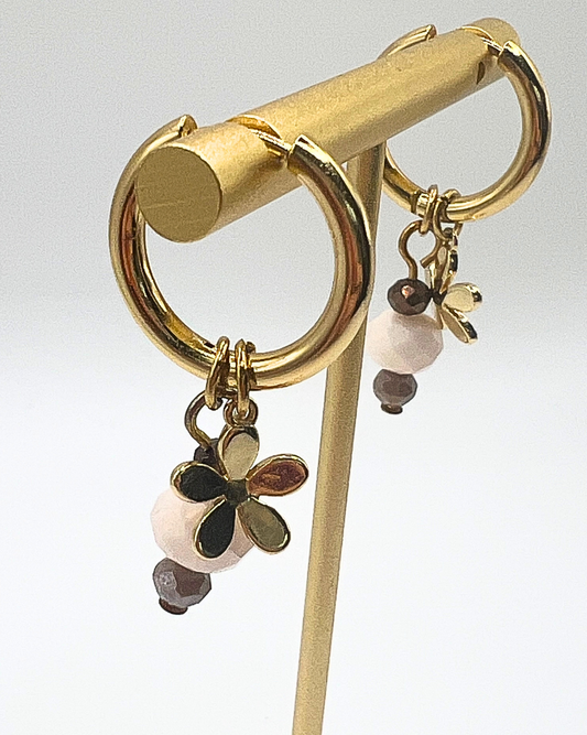 Elegante goudkleurige oorbellen met bloemdetail en kralen