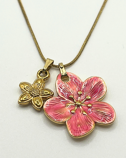 Goudkleurige ketting met bloemenbedels in oudroze en goud