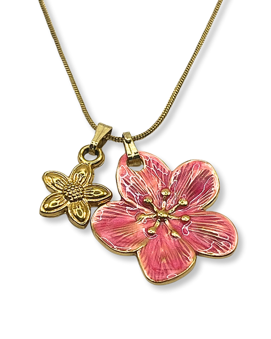 Goudkleurige ketting met bloemenbedels in oudroze en goud