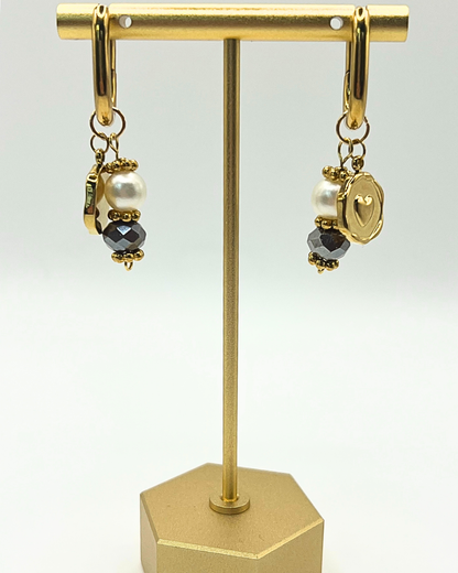 Klassieke goudkleurige oorbellen met parel,  facetkraal en hartje