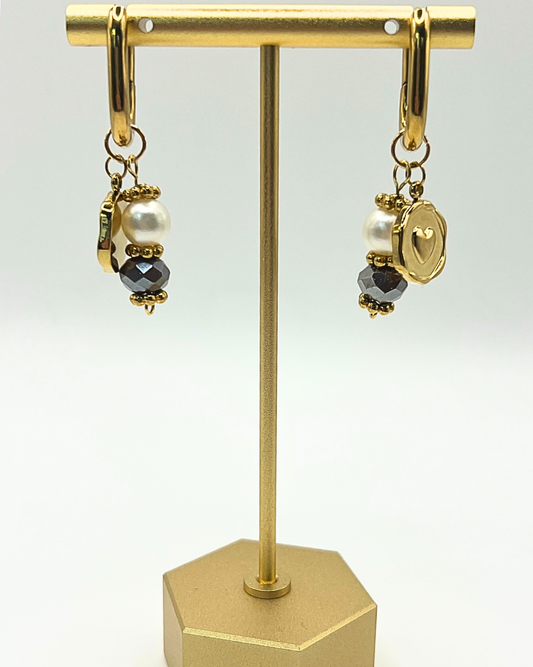 Klassieke goudkleurige oorbellen met parel,  facetkraal en hartje