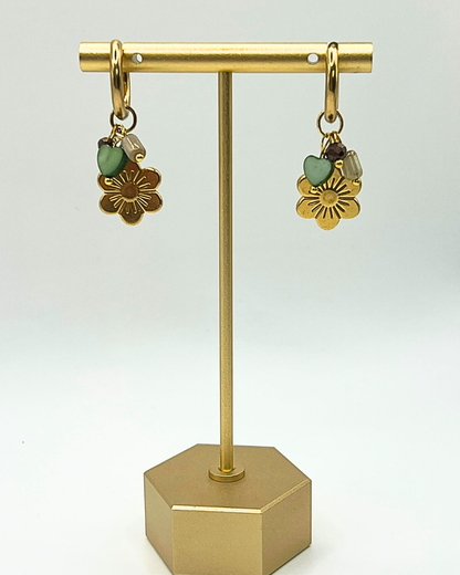 Goudkleurige oorbellen met hart en bloembedels in groen en koper