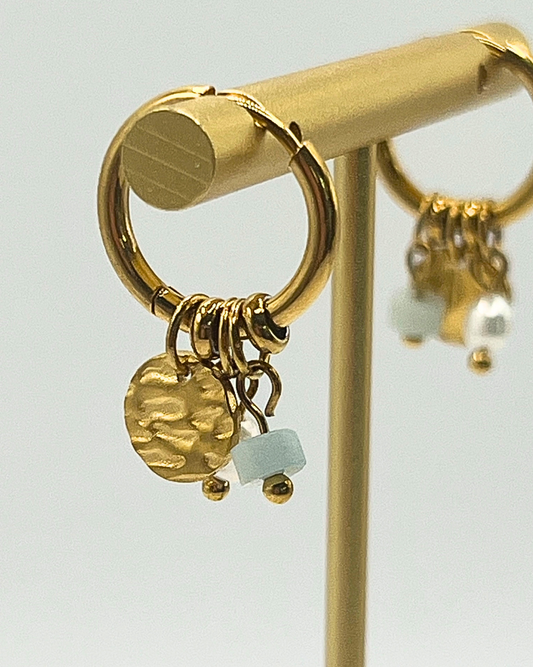 Goudkleurige oorringen met drie bedels, muntje, imitatieparel en mintkleurige natuursteen
