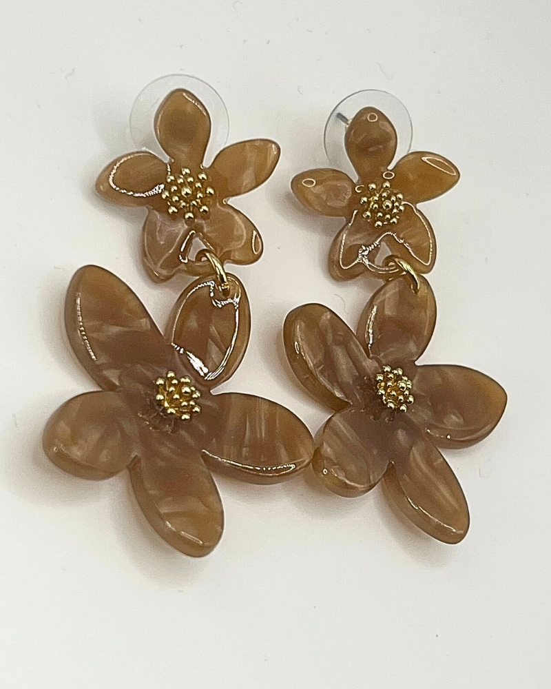 Double Bloom camel kleurige oorhangers