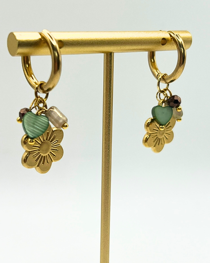 Goudkleurige oorbellen met hart en bloembedels in groen en koper