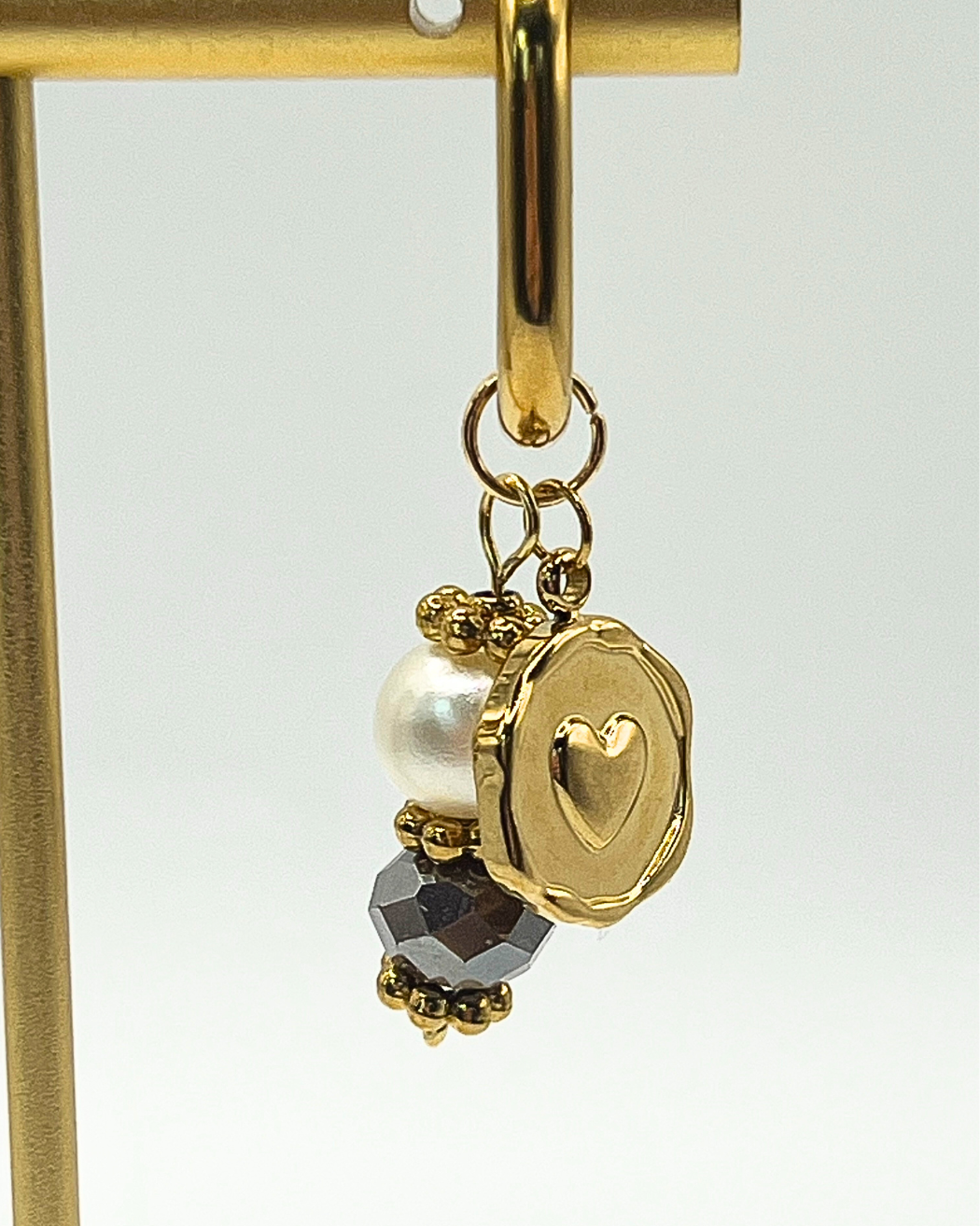 Klassieke goudkleurige oorbellen met parel,  facetkraal en hartje