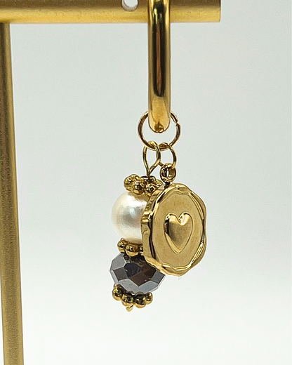 Klassieke goudkleurige oorbellen met parel,  facetkraal en hartje